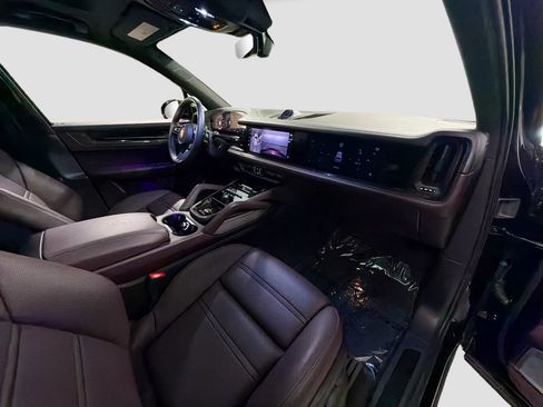 Certified 2025 Porsche Cayenne GTS AWD/4WD image 34