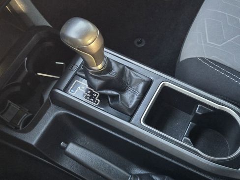 Used 2022 Toyota Tacoma TRD Off-Road image 15