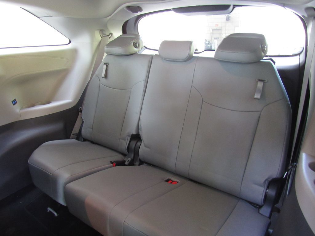 Certified 2023 Toyota Sienna XLE FWD image 17