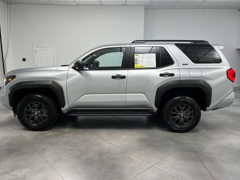 Used 2025 Toyota 4Runner SR5 AWD/4WD image 5