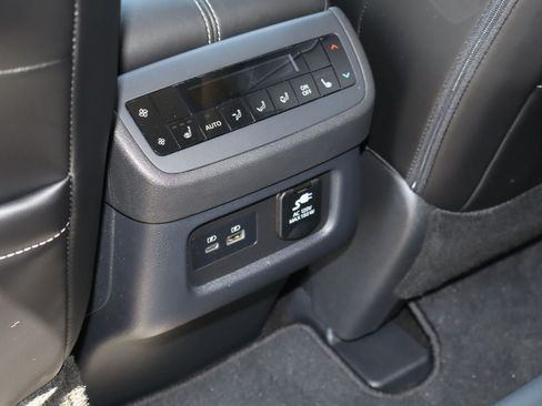 Used 2024 Nissan Pathfinder Platinum w/ Lighting Package (N92) FWD image 21