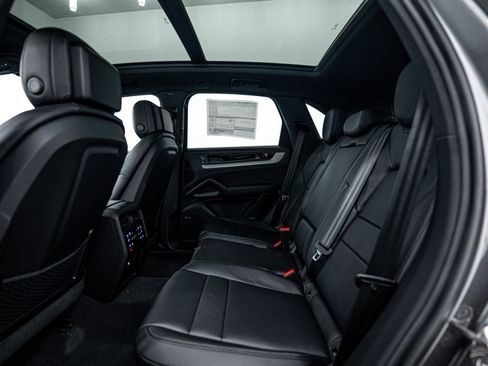 Certified 2025 Porsche Cayenne image 20
