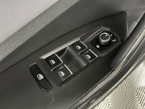 Used 2025 Volkswagen Jetta SE image 10