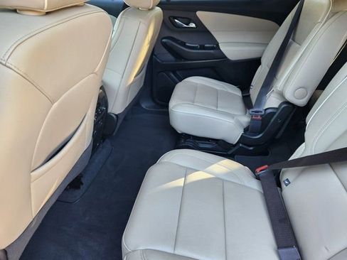 Used 2023 Chevrolet Traverse Premier image 32