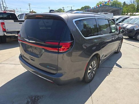 Used 2021 Chrysler Pacifica Touring-L FWD image 3