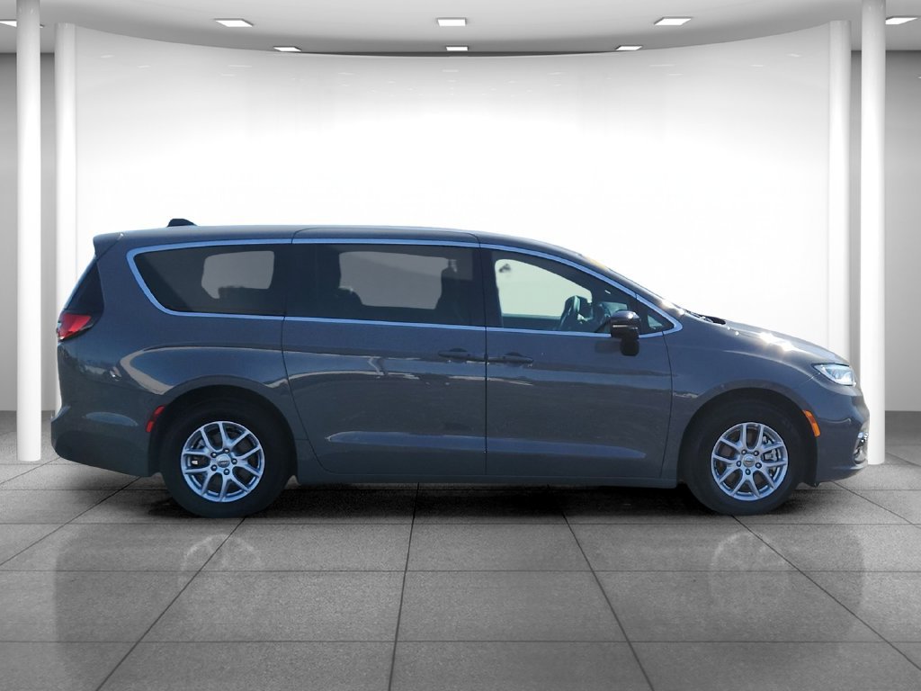 Used 2025 Chrysler Pacifica Select FWD image 9