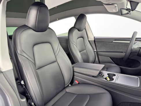 Used 2025 Tesla Model Y Long Range image 36