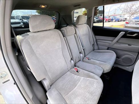 Used 2012 Toyota Highlander FWD image 17