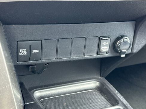 Used 2014 Toyota RAV4 LE image 17