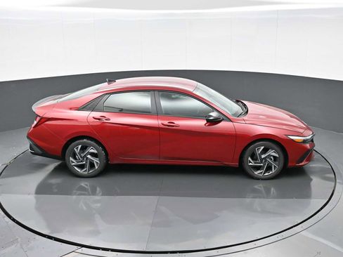 Certified 2025 Hyundai Elantra Sport image 29