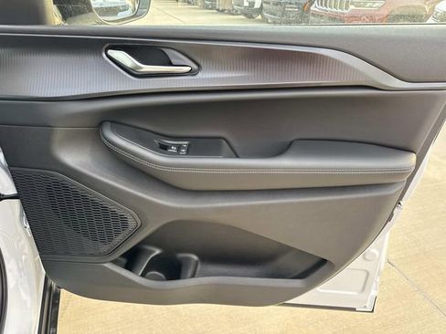 New 2025 Jeep Grand Cherokee L Altitude image 15