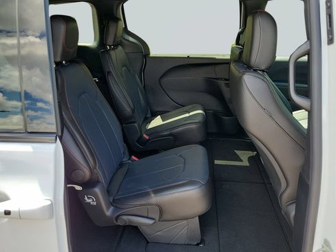 New 2027 Chrysler Pacifica Select FWD image 32