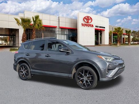 Used 2017 Toyota RAV4 SE image 1