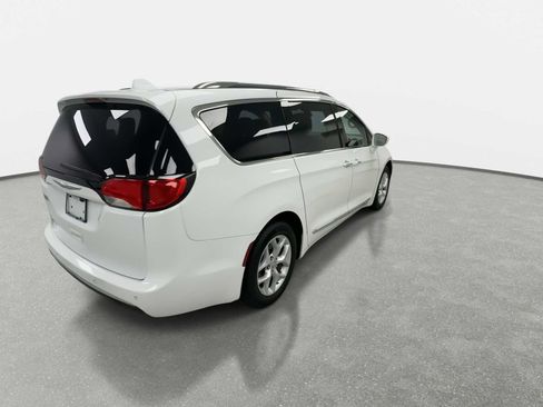 Used 2017 Chrysler Pacifica Touring-L Plus w/ Tire & Wheel Group FWD image 8