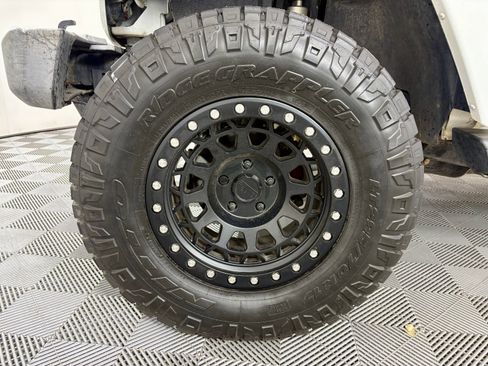 Used 2017 Jeep Wrangler Unlimited Sahara image 9