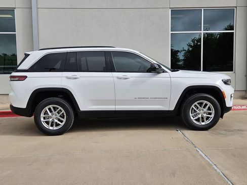 New 2026 Jeep Grand Cherokee Laredo image 2