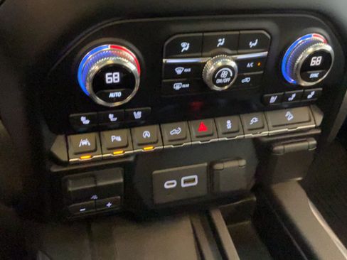 Used 2020 GMC Sierra 1500 AT4 w/ AT4 Premium Package AWD/4WD image 18