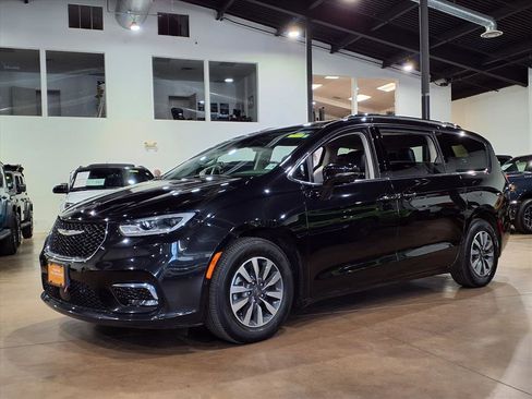 Used 2021 Chrysler Pacifica Touring-L w/ Premium & Safety Sphere Group image 3