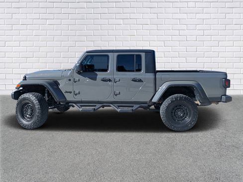 Used 2021 Jeep Gladiator Willys image 2