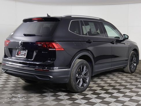 Used 2022 Volkswagen Tiguan SE w/ Panoramic Sunroof Package image 9
