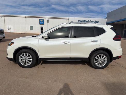 Used 2018 Nissan Rogue SV image 2