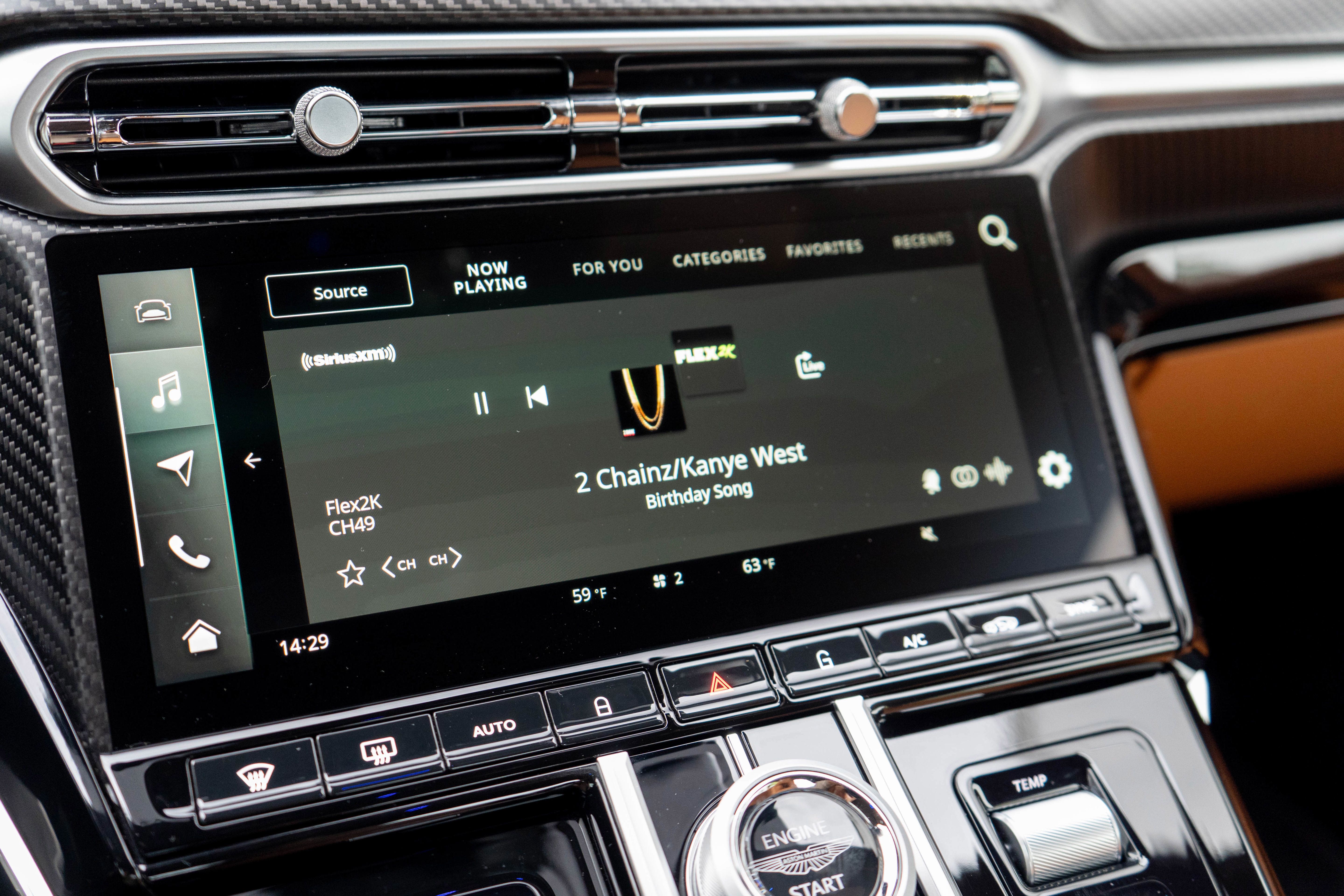 Used 2025 Aston Martin V8 Vantage Coupe RWD image 18