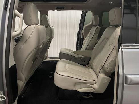 Used 2020 Chrysler Pacifica Limited FWD image 38