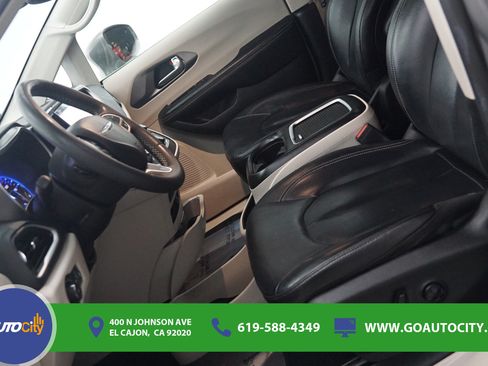 Used 2022 Chrysler Pacifica Touring-L FWD image 9