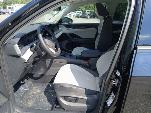 New 2025 Volkswagen Tiguan SE image 9