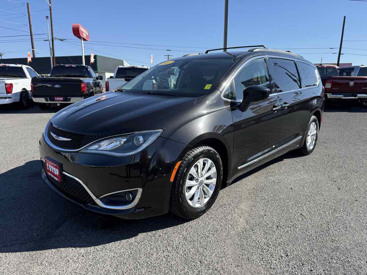 Used 2017 Chrysler Pacifica Touring-L FWD image 3