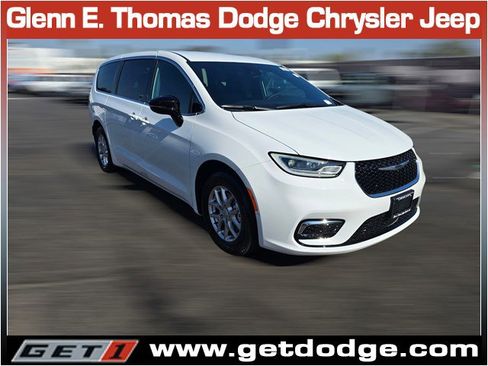 New 2026 Chrysler Pacifica Select image 1