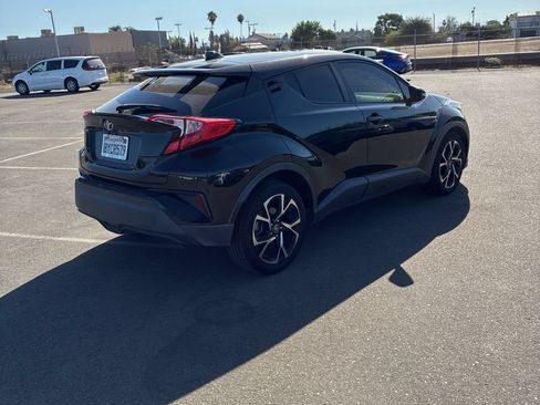 Used 2019 Toyota C-HR XLE FWD image 3
