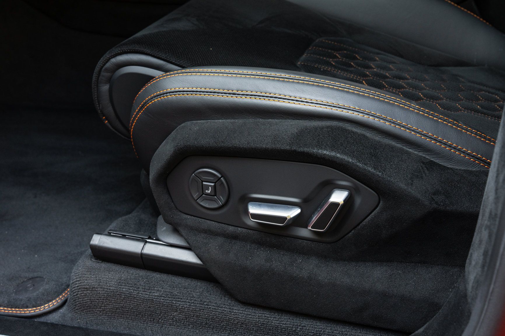 Used 2024 Lamborghini Urus Performante AWD/4WD image 43