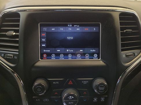 Used 2019 Jeep Grand Cherokee Laredo AWD/4WD image 25