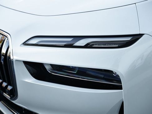 Used 2025 BMW i7 eDrive50 w/ Premium Package image 13