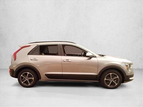 Used 2023 Kia Niro LX FWD image 4