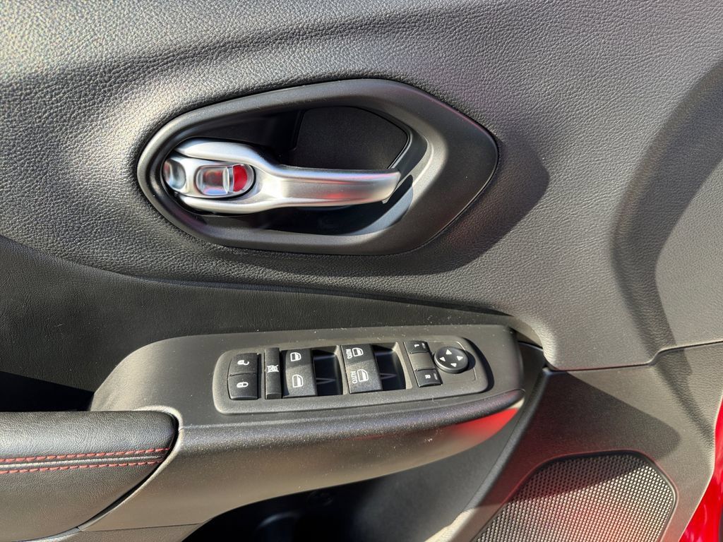 Used 2019 Jeep Cherokee Trailhawk w/ Comfort/Convenience Group AWD/4WD image 11
