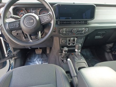 Used 2025 Jeep Gladiator Sport image 3