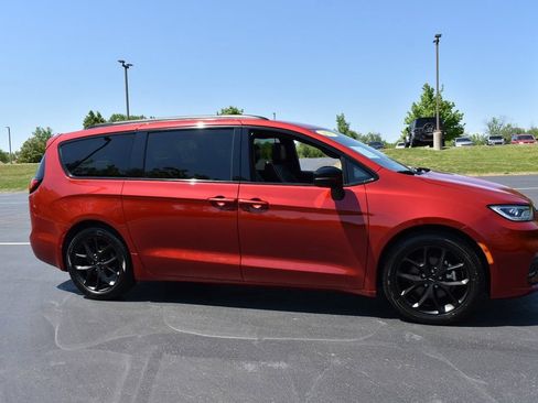 Certified 2025 Chrysler Pacifica Limited FWD image 3
