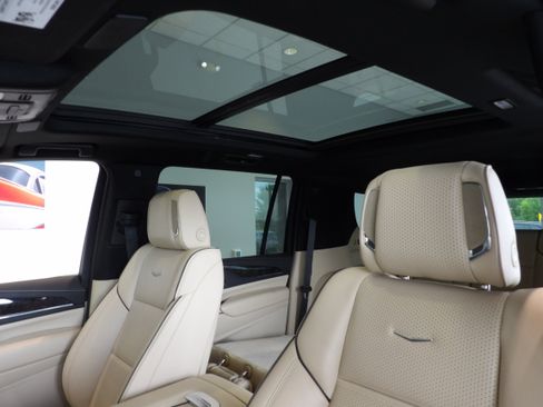 Used 2023 Cadillac Escalade ESV Premium Luxury w/ Performance Package AWD/4WD image 17