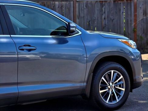 Used 2019 Toyota Highlander XLE AWD/4WD image 11