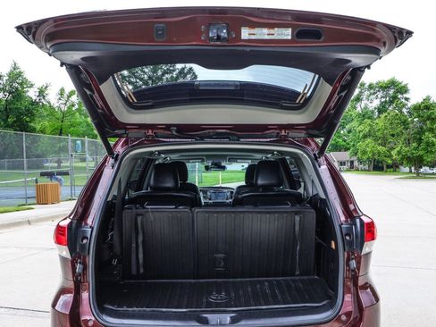 Used 2019 Toyota Highlander XLE AWD/4WD image 19