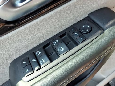Used 2023 Chrysler Pacifica Limited FWD image 17