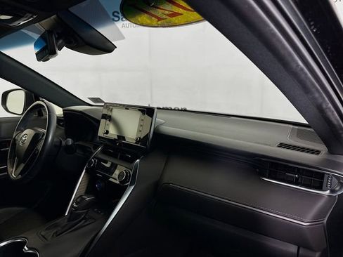 Used 2021 Toyota Venza XLE image 29