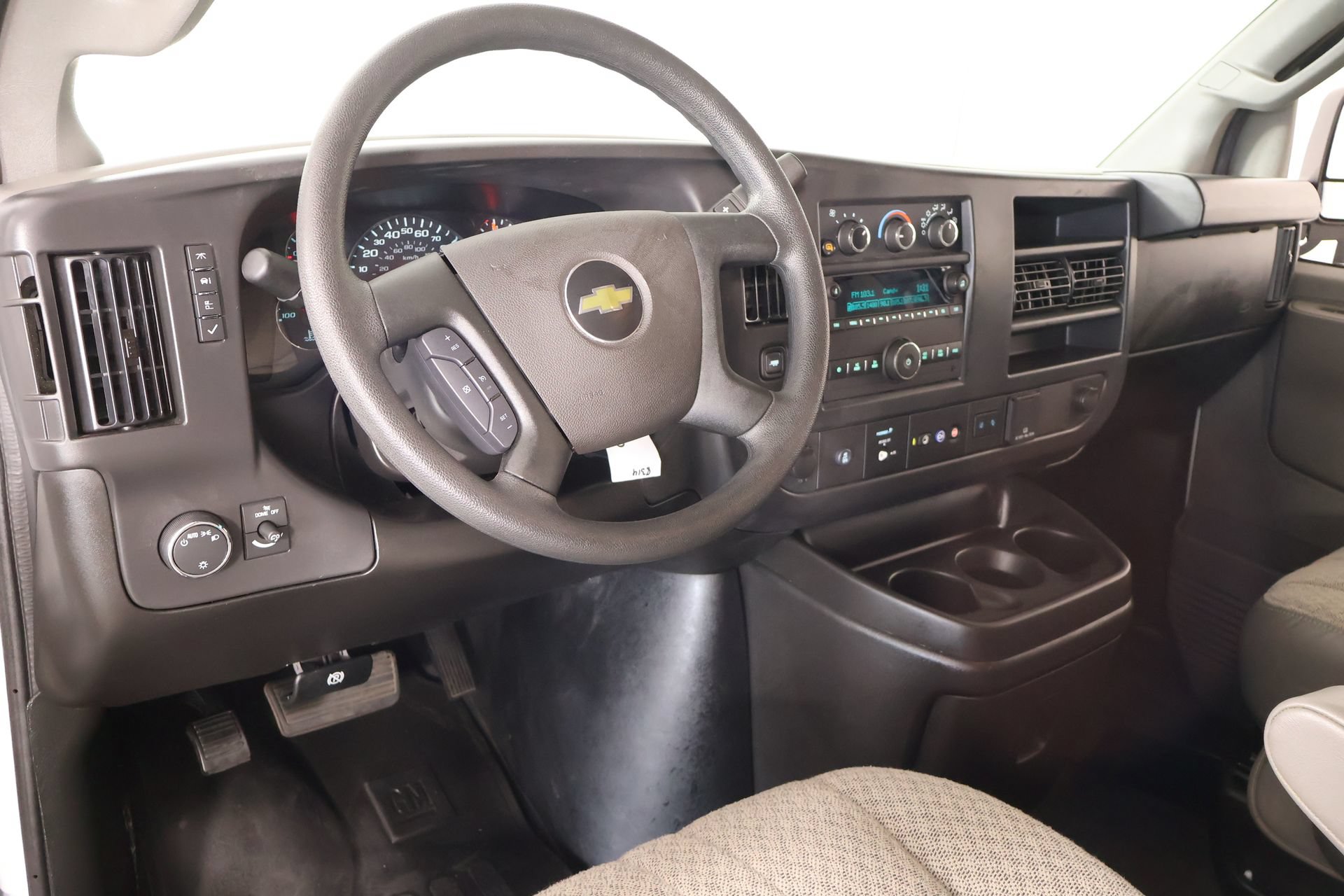 Used 2025 Chevrolet Express 3500 LT w/ LT Preferred Equipment Group RWD image 2