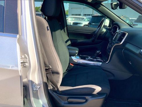 Used 2017 Jeep Grand Cherokee Laredo AWD/4WD image 7
