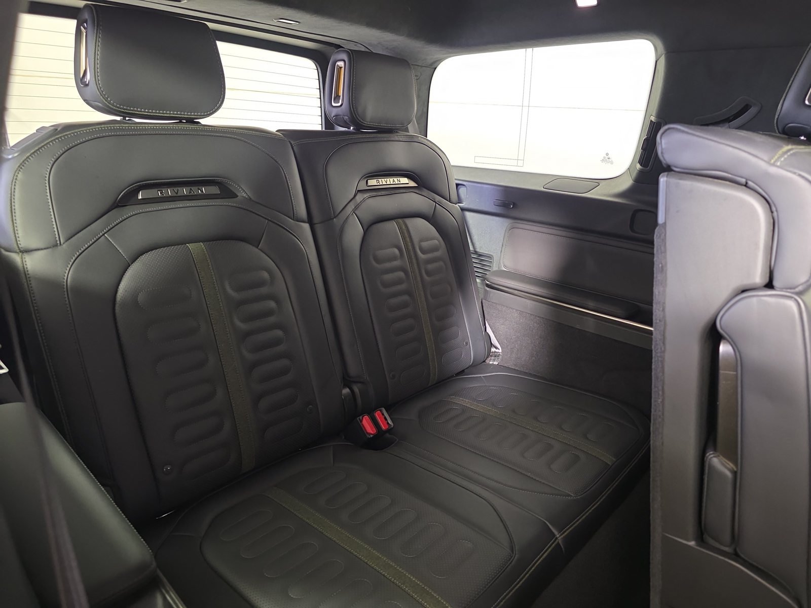 Used 2025 Rivian R1S Adventure Dual AWD/4WD image 25