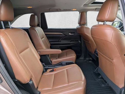 Used 2017 Toyota Highlander Limited image 18