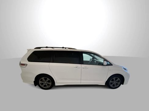 Used 2020 Toyota Sienna SE w/ SE Preferred Package image 9