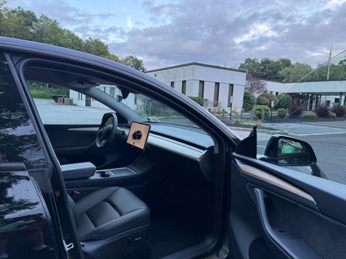 Used 2023 Tesla Model Y Long Range AWD/4WD image 9